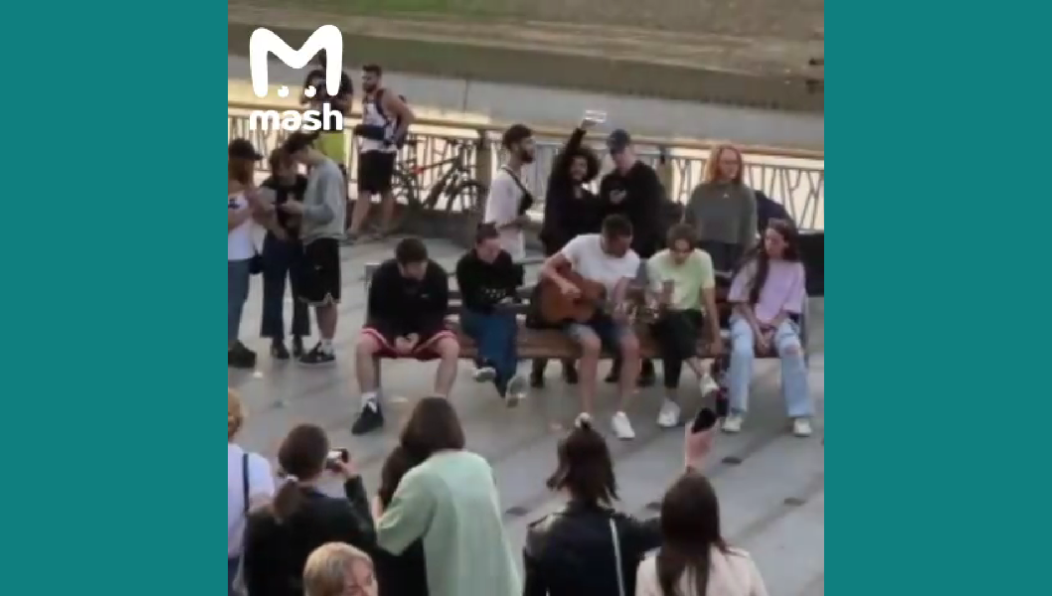 Поклонники ее творчества размещают видео с ее треками и цитируют строчки из песен.