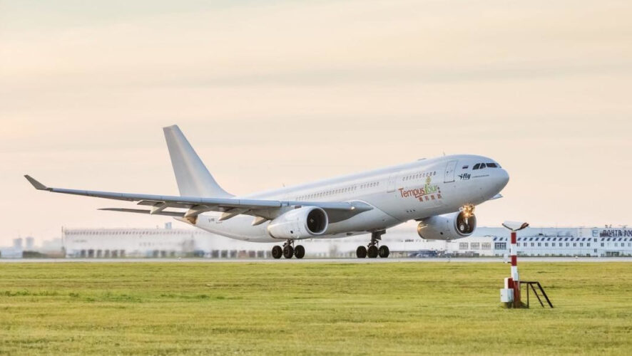 Полеты осуществляют широкофюзеляжные лайнеры Airbus A330.