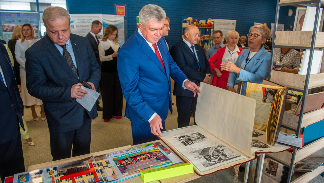 В Челнах прошла августовская конференция работников образования. Главе Минобрнауки республики рассказали о педагогических династиях