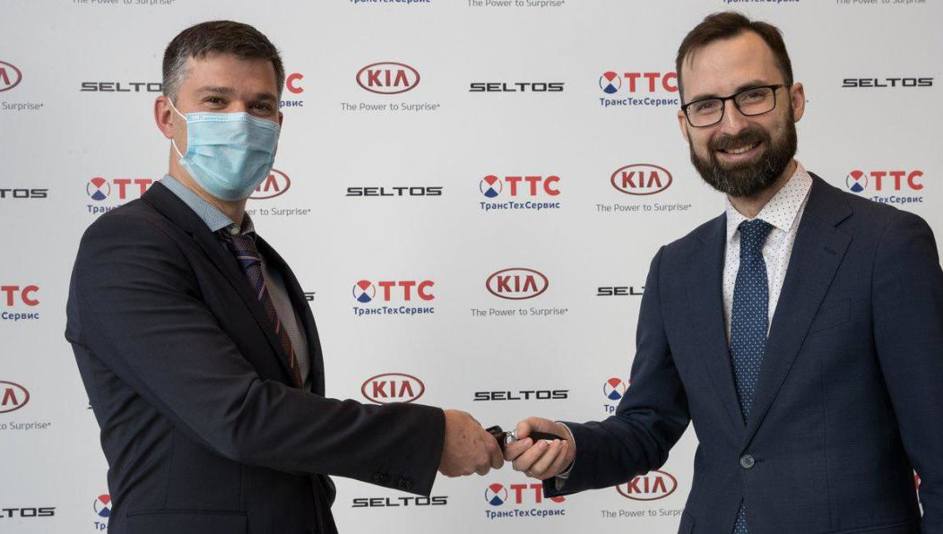 Директор компании Даниил Зубарев вручил ключи от автомобилей врачам казанских больниц. 10 новых автомобилей KIA