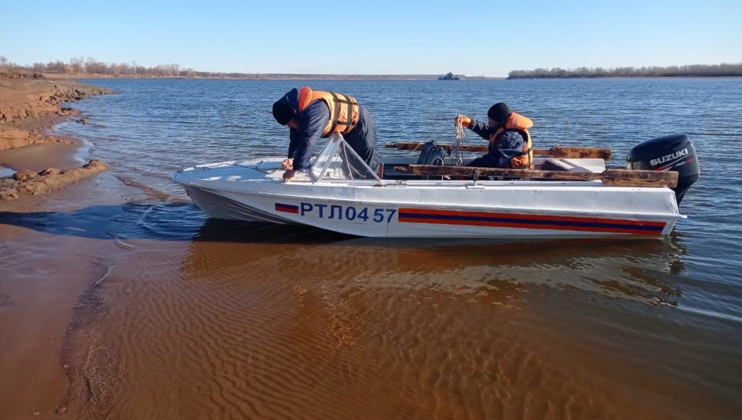 Мужчины перевернулись на лодке – один выплыл