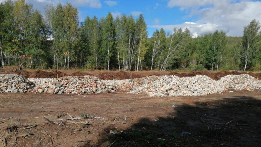 На участке скопилось больше 240 кубометров отходов.