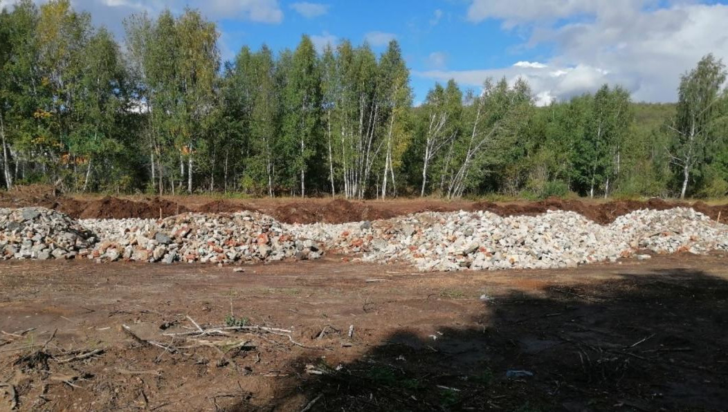 На участке скопилось больше 240 кубометров отходов.