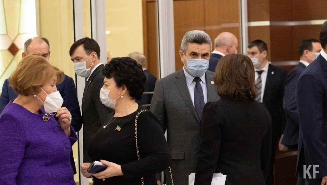 В казанской школе №18 на итоговом сочинении присутствовал министр образования и науки РТ Ильсур Хадиуллин.