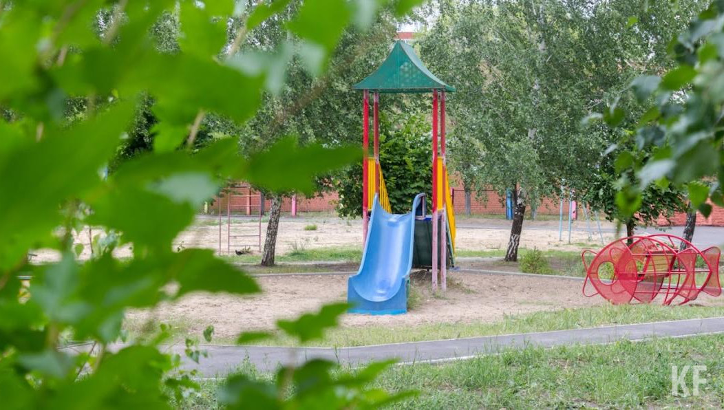 На детской площадке скоро порвутся канаты.