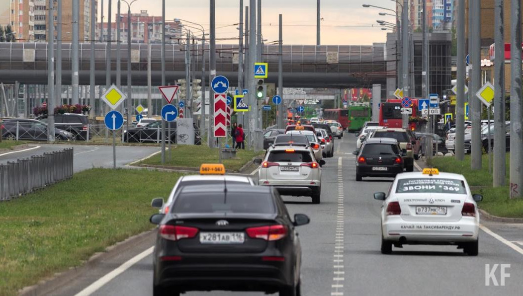 В суде банковские счета должника арестовали.