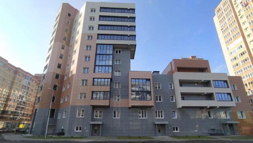 Первоначально застройщиком дома в жилом комплексе «Золотая середина» являлось ООО «Фирма «Свей».