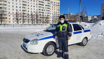 Ребенок опоздал на школьный автобус.