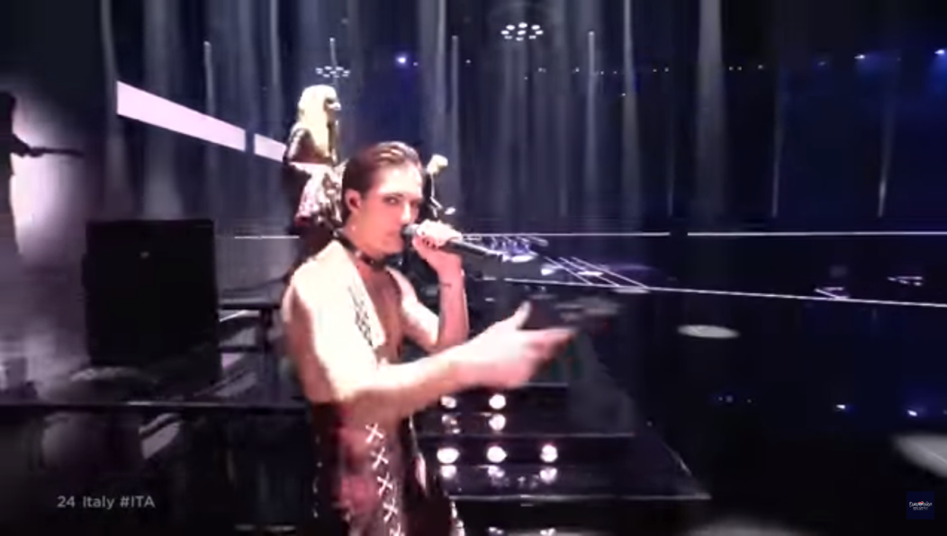 Поводом для проверки стало подозрительное поведение солиста перед последним выходом на сцену.