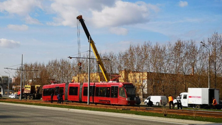 Из-за аварии движение остальных трамваев на линии также остановилось.