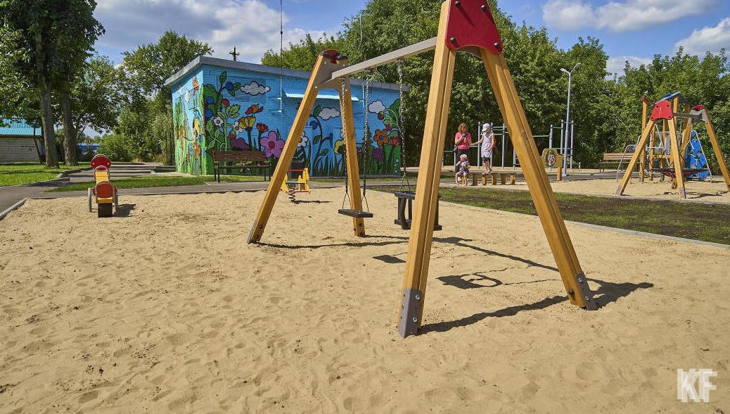 Восемь человек 24 августа бросились на 8-летнюю девочку