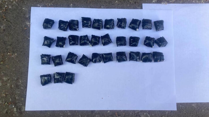 В машине молодого человека нашли 33 свертка с запрещенным веществом.