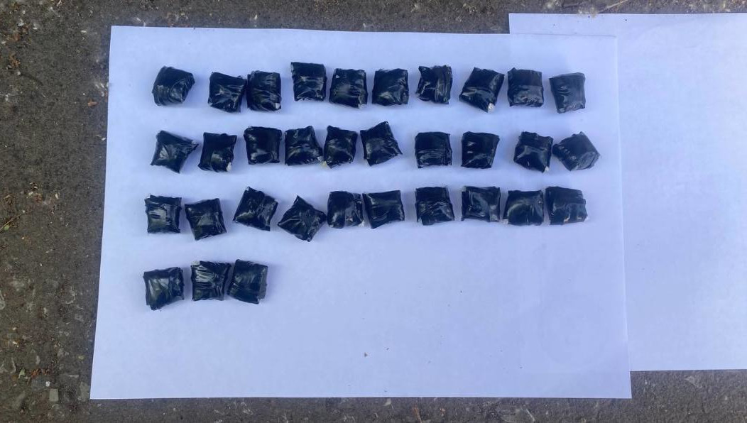 В машине молодого человека нашли 33 свертка с запрещенным веществом.