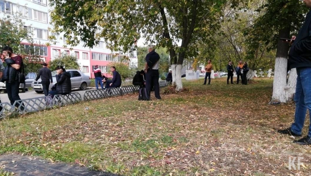 Десятки мужчин с утра ожидают решения по отправке в зону СВО.