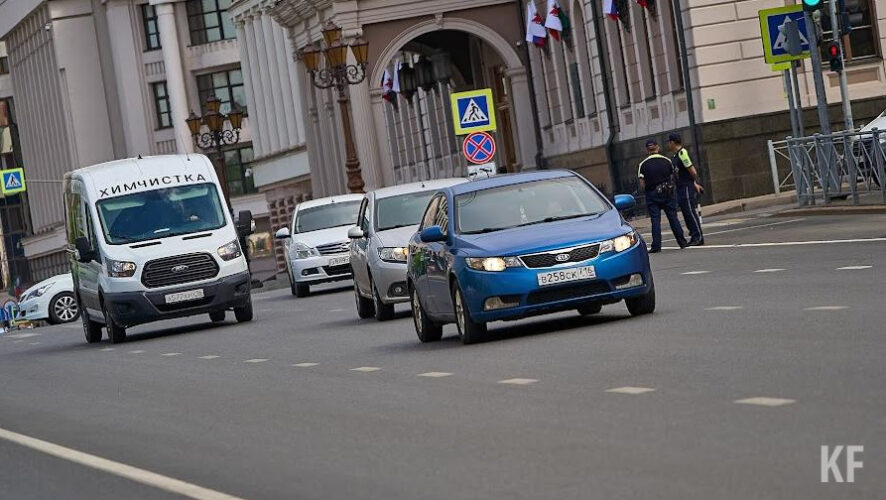 Mazda чуть не перевернулась.