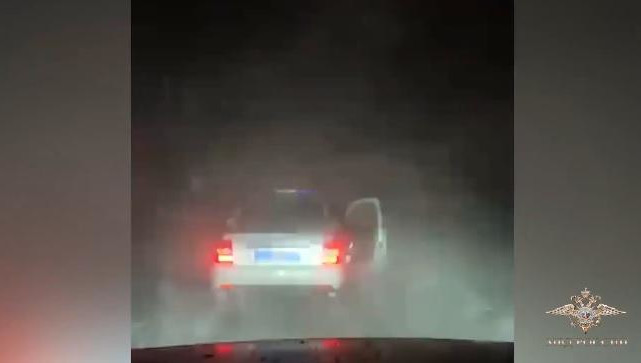 У многих автомобилистов кончился бензин.