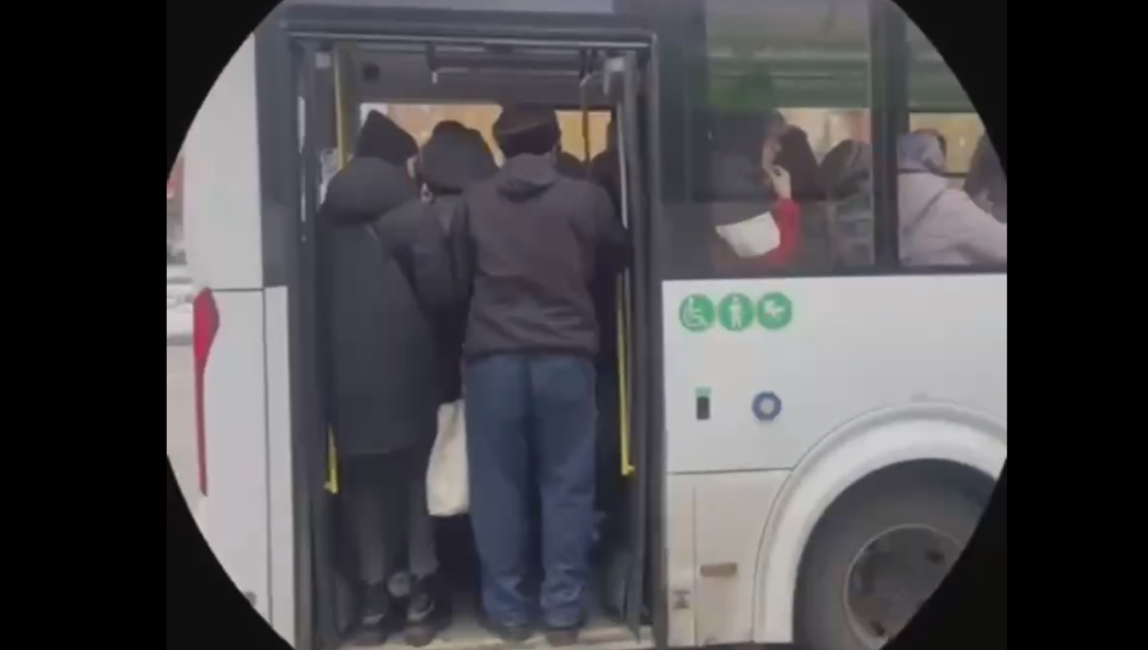 Выпустить на линию больше автобусов не представляется возможным из-за нехватки шоферов