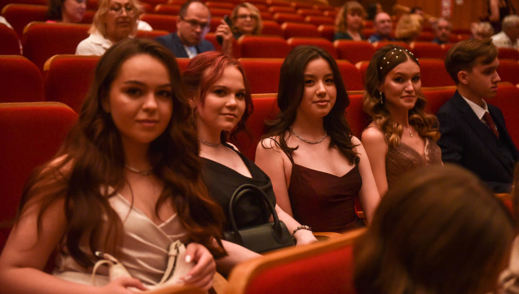 Одиннадцатиклассников гимназии №76 собрали в Органном зале. К вручению аттестатов присоединился Наиль Магдеев.