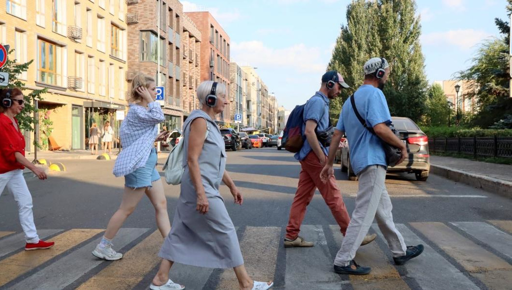 Казанский ТЮЗ представил спектакль-импровизацию. В ходе него актеры идут по центральным улицам Казани вместе со зрителями и делятся своими воспоминаниями