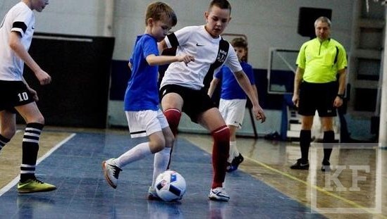Конфликт взрослых и бюрократия мешают школьникам заниматься мини-футболом.