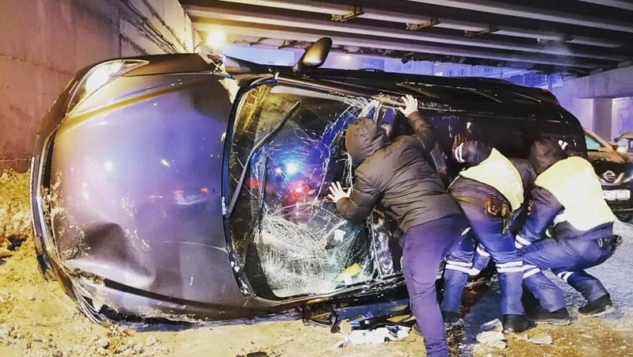 Легковушка столкнулась с грузовиком и перекрыла движение.