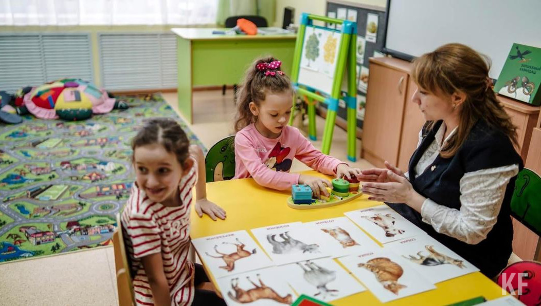 В учреждениях монтируют тёплые полы и завозят необходимую мебель.