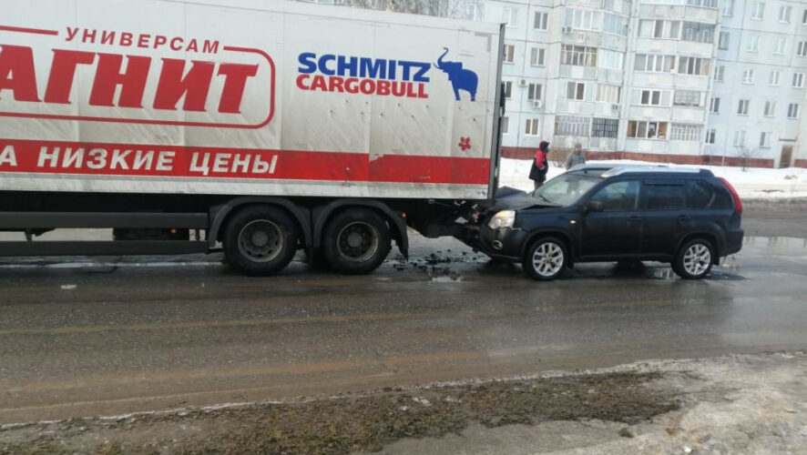 В аварии на проспекте Химиков пострадали три человека.