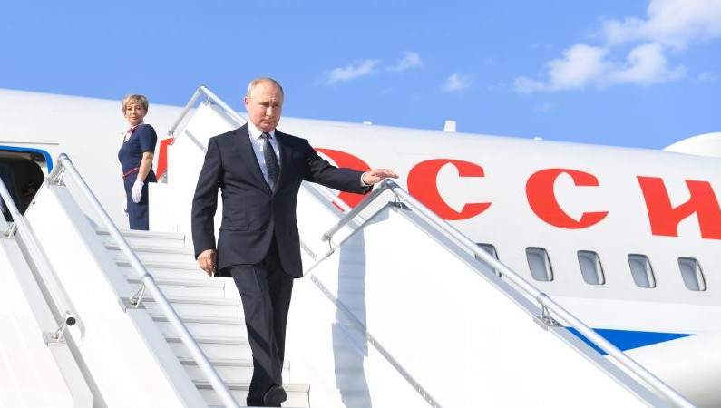 Президент России провел совещание на Казанском авиационном заводе.