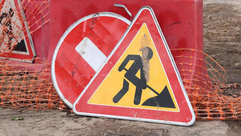 Причина - устройство приямков для строительства трассы электрокабеля горизонтально-направленным бурением.