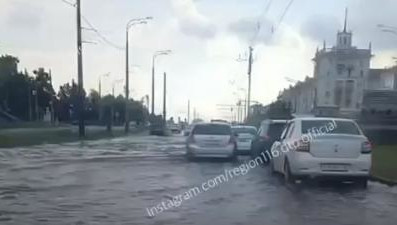 Горожане публикуют видео с потопом в соцсети.