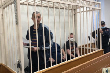 До этого несколько заседаний было отложено.