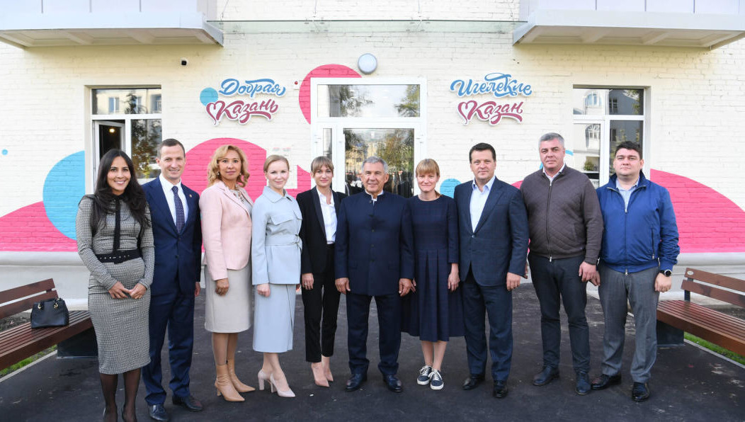 Лидер Татарстана вручил директору АНО «Добрая Казань» сeртификат на автoмобиль Lada Largus для пeревозки инвалидов-колясoчников.