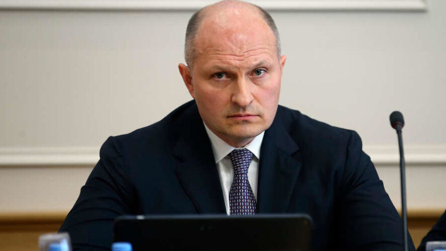 До недавнего времени он&nbsp;в&nbsp;Федеральной службе охраны.