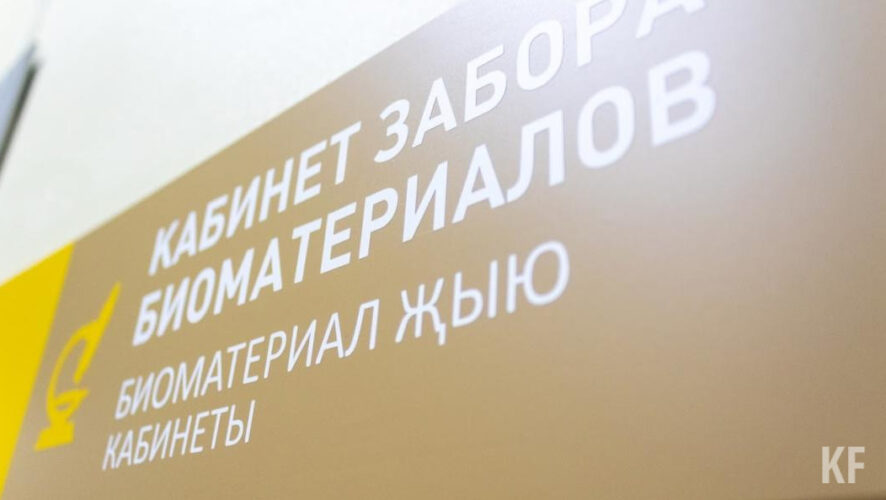 Женщине пришлось ходить по учреждению с вещами в руках.