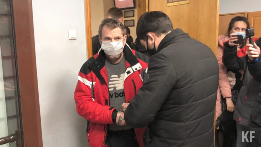 Сергея Нейдерова доставили в суд для избрания меры пресечения.