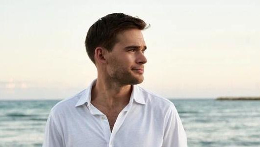 На этот раз холостяков будет двое.