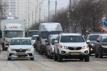 Первая рабочая неделя для столицы Татарстана обернулась заторами на дорогах. В пробку можно попасть в любое время. Больше всего времени автомобилисты проводят на центральных улицах города - Пушкина