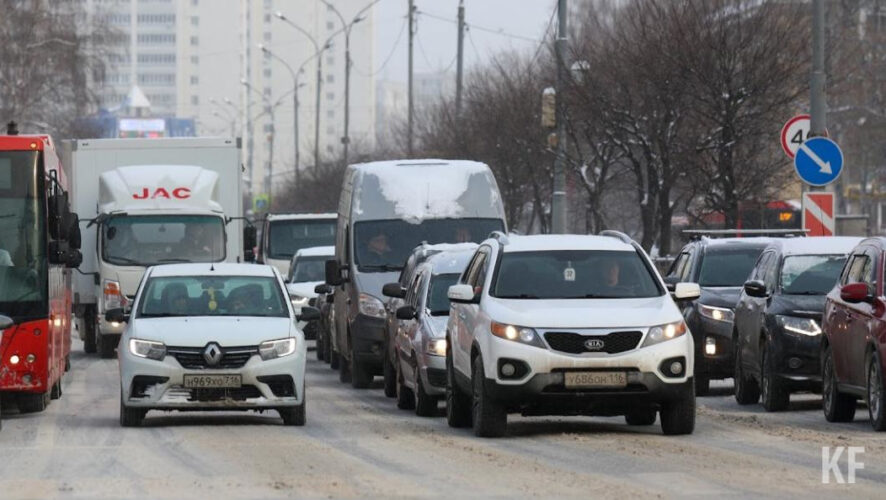 Первая рабочая неделя для столицы Татарстана обернулась заторами на дорогах. В пробку можно попасть в любое время. Больше всего времени автомобилисты проводят на центральных улицах города - Пушкина