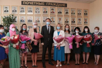 Глава района Тимур Нагуманов передал им памятные знаки «100 лет образования ТАССР».