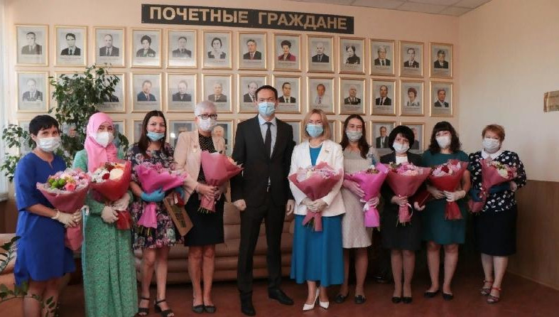 Глава района Тимур Нагуманов передал им памятные знаки «100 лет образования ТАССР».