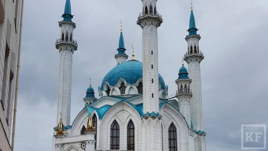 Глава Татарстана Рустам Минниханов выложил в Instagram  фотографию мечети Кул Шариф и поздравил всех мусульман с праздником. Он посетил праздничный намаз