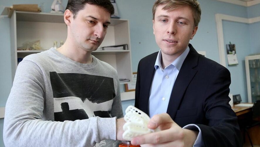 Биотехнолог Егор Мандик в лаборатории 3D-прототипирования Инженерного института Казанского федерального университета разработал революционную технологию