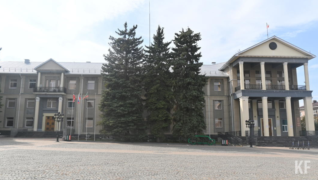 Также чиновник занял должность ведущего специалиста юридического отдела в исполкоме.