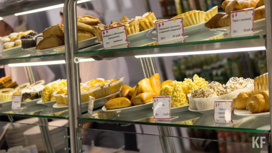 Он хотел получить пирожки бесплатно.