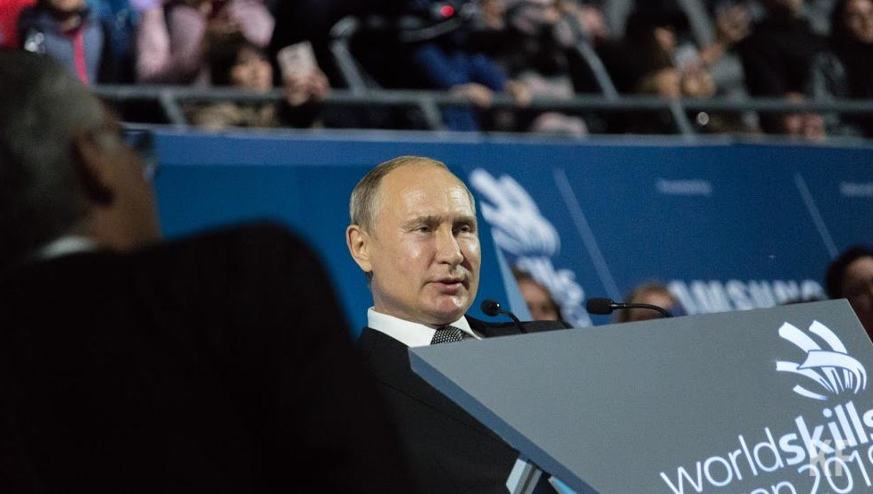 Ближайшие преследователи из мира шоу-бизнеса отстали от президента сильно.