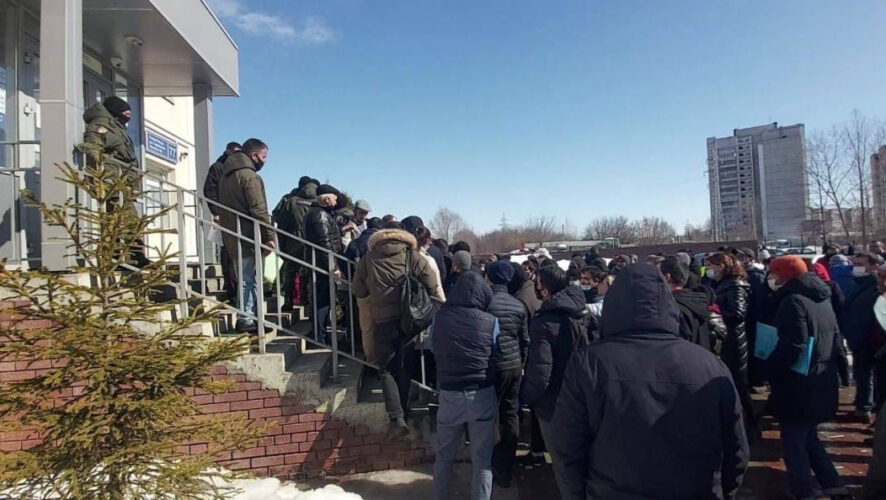 Некоторые присутствующие занимали места в очереди еще со вчерашнего вечера.