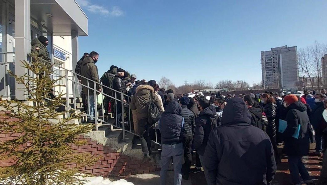 Некоторые присутствующие занимали места в очереди еще со вчерашнего вечера.