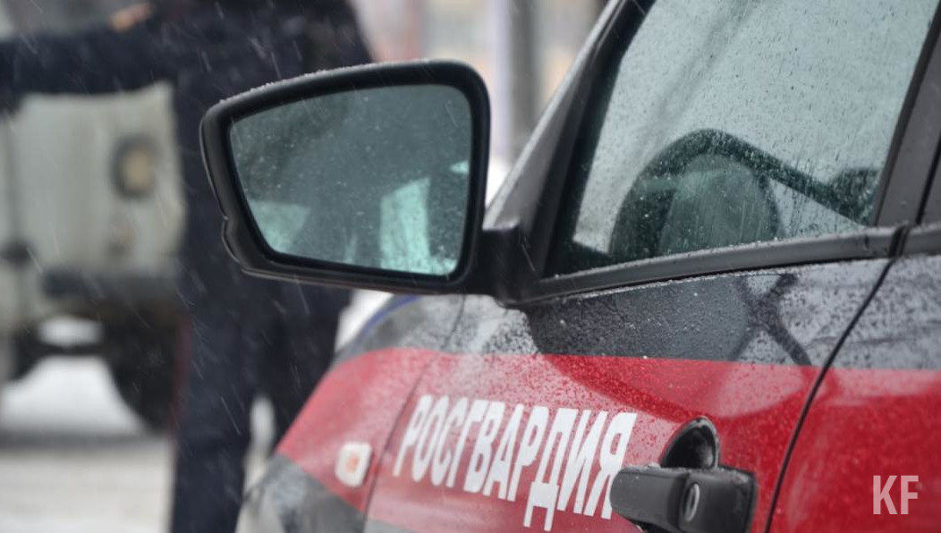 Машина была припаркована возле детского сада.