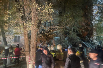 Незадолго до обрушения части дома в Астрахани поступила информация о появлении трещины в здании.