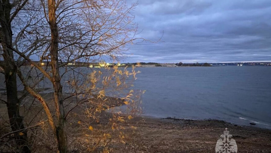 Все ещё на отмели остаются плавучий кран и баржа